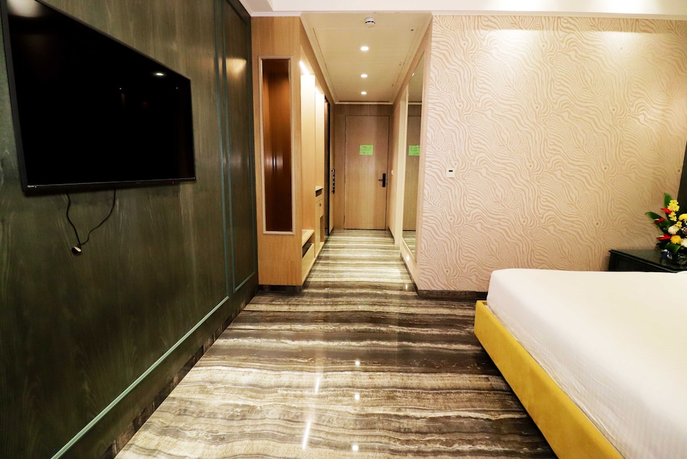 Seven Eleven Hotels & Club