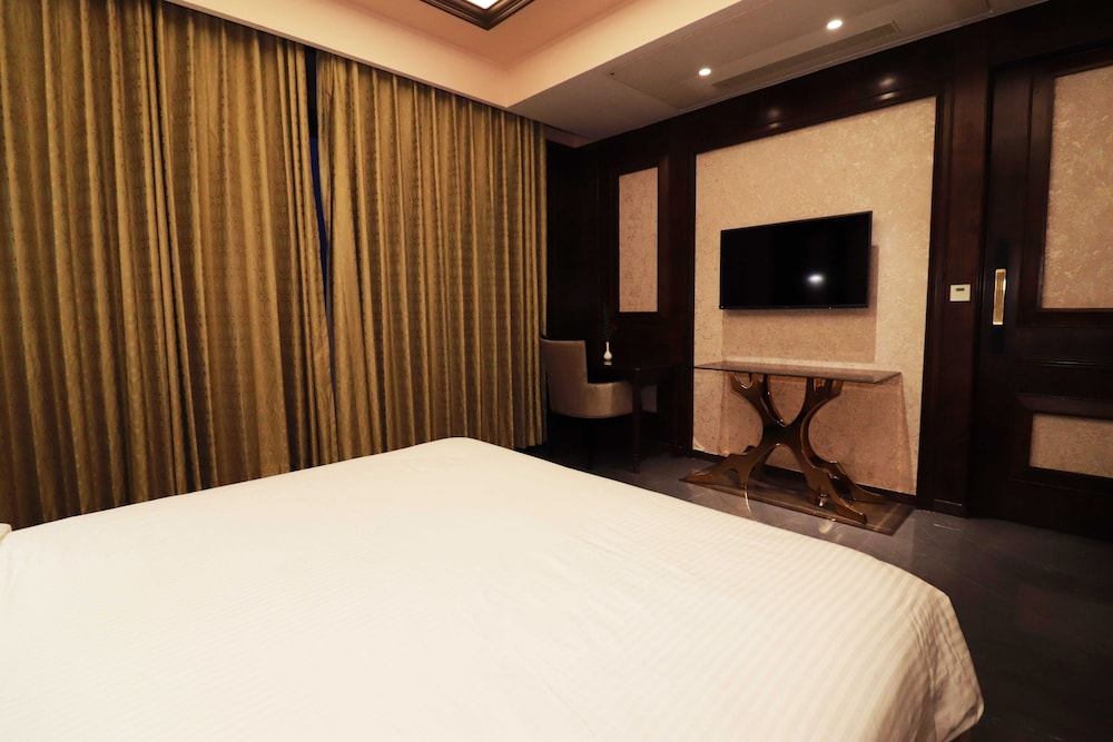 Seven Eleven Hotels & Club