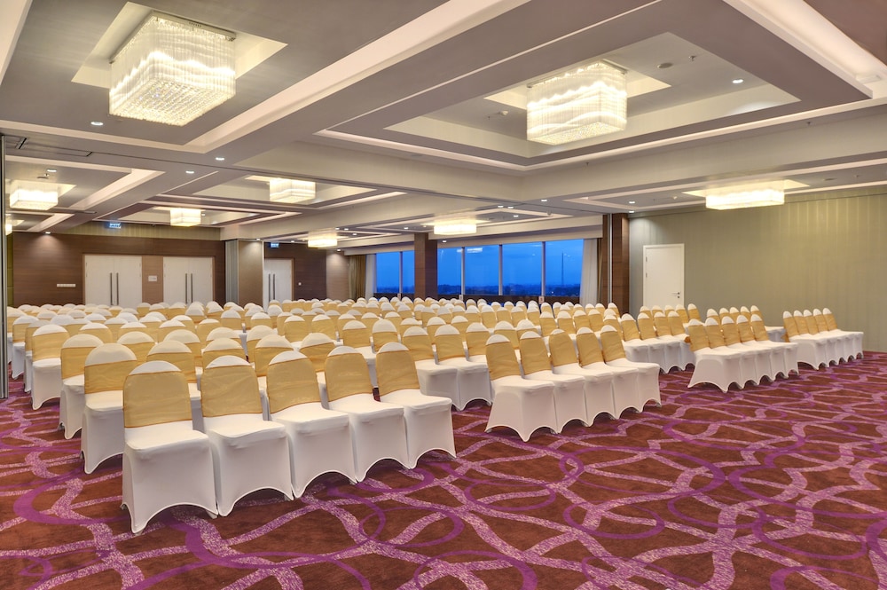 Platinum Adisucipto Hotel & Conference