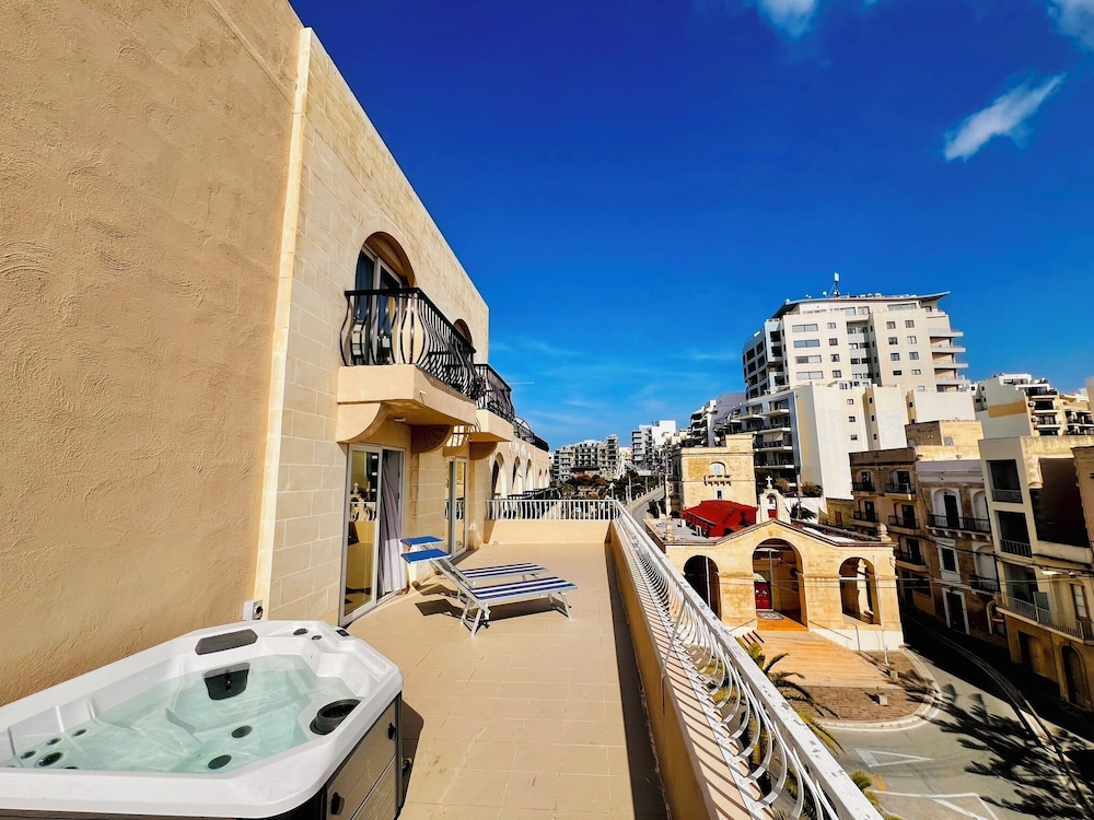 Gillieru Harbour Hotel
