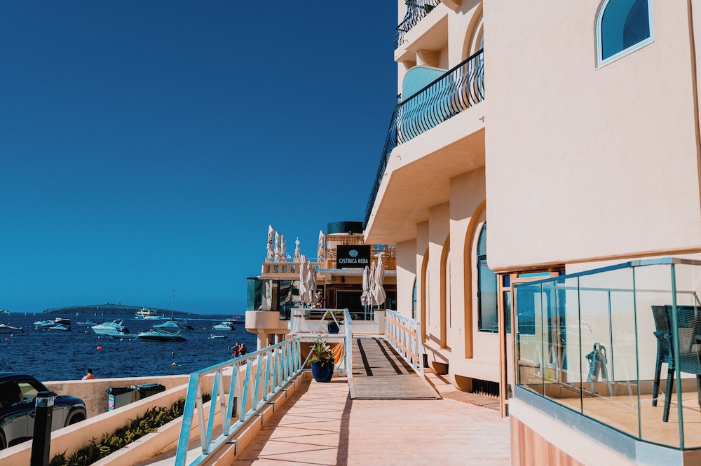 Gillieru Harbour Hotel