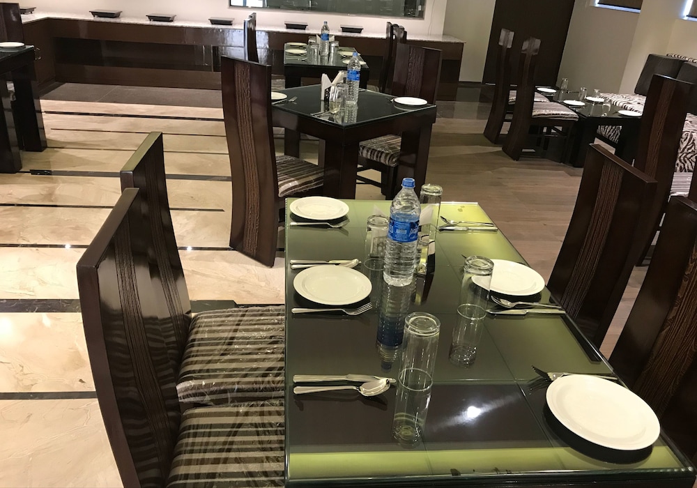 Heaven View Clark Inn Kanpur