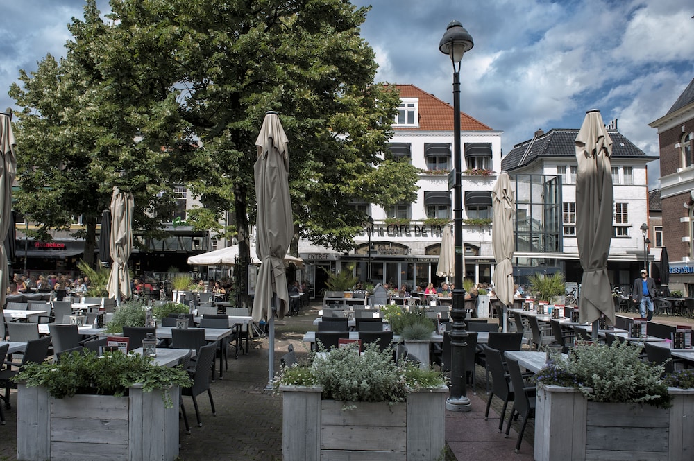 Hotel et le Café de Paris