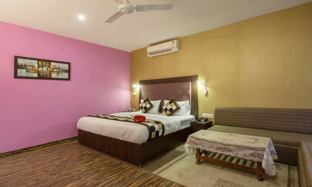 OYO 10433 Hotel Meenakshi