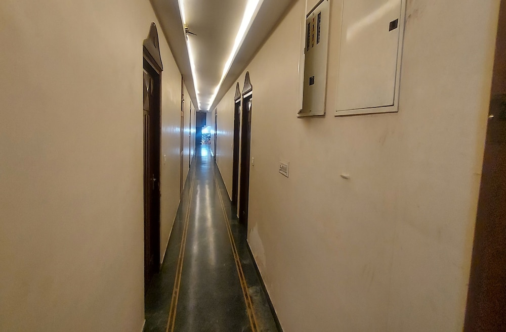OYO 10433 Hotel Meenakshi