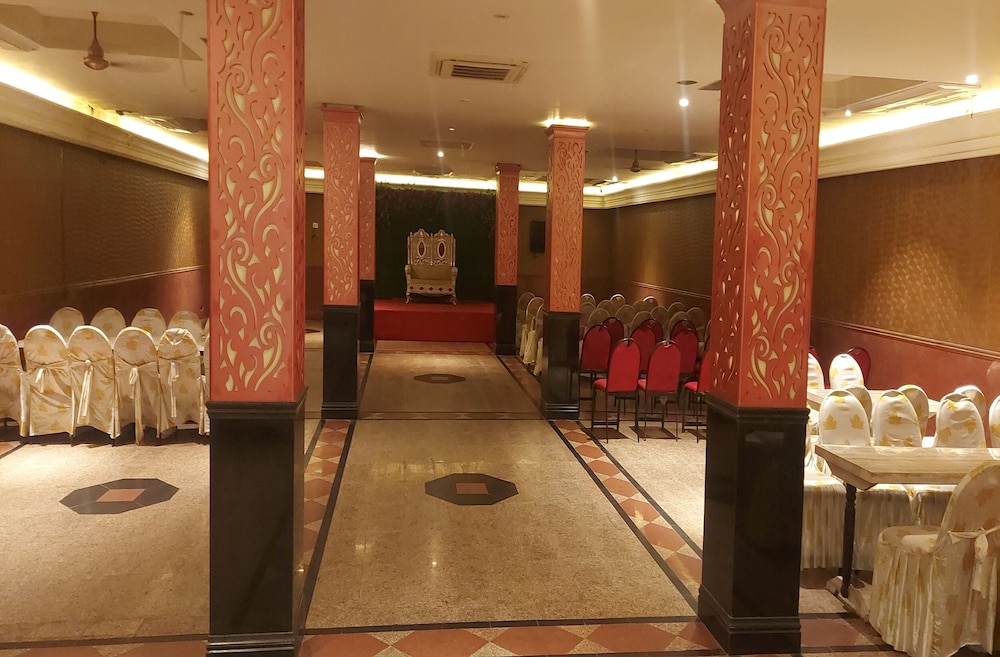OYO 10433 Hotel Meenakshi