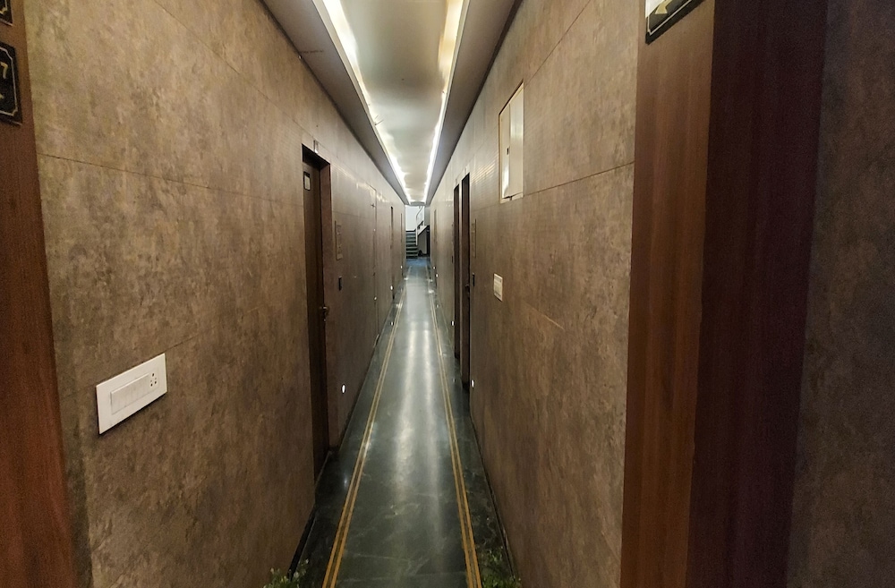 OYO 10433 Hotel Meenakshi