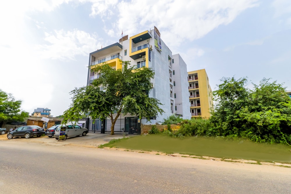 Tipsyy Inn Suites 007