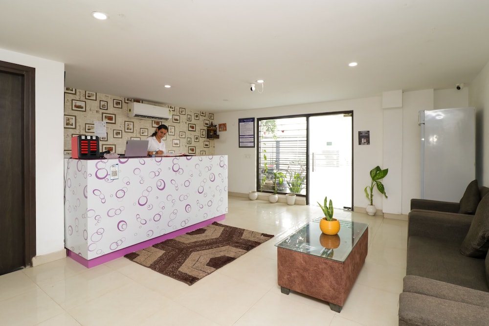 Tipsyy Inn Suites 007