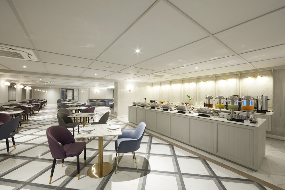 The Quarter Ploenchit by UHG
