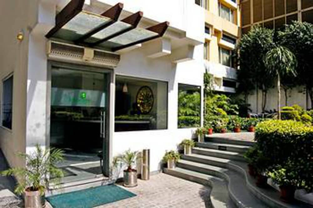 Lemon Tree Hotel, Udyog Vihar, Gurugram