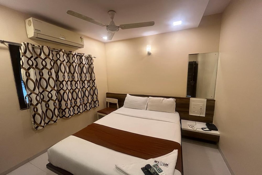 Super Collection O Airport Metro Andheri East