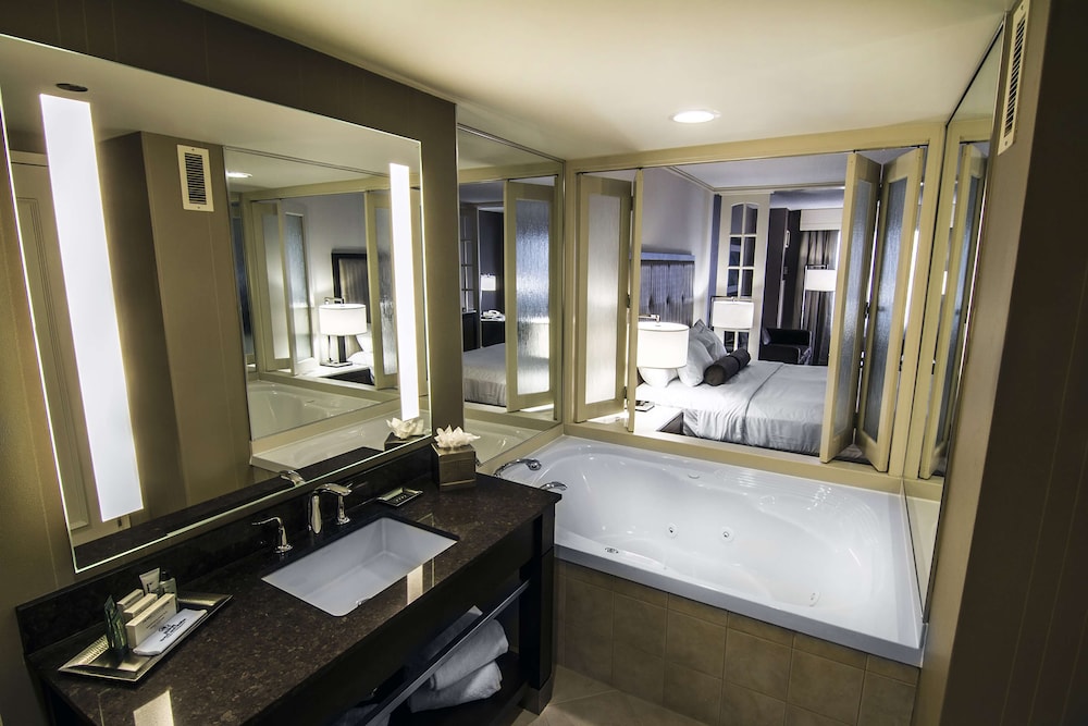Hilton Niagara Falls/Fallsview Hotel & Suites