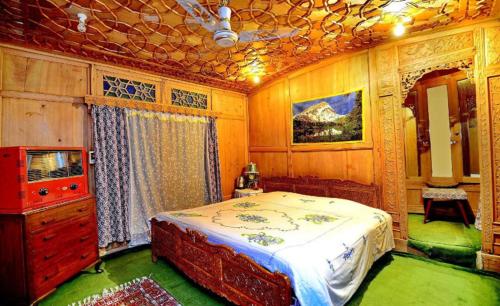 Golden Crest Houseboat