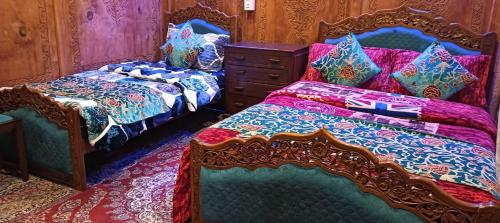 Golden Crest Houseboat