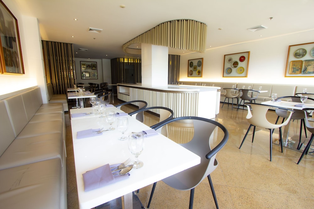 Crown Regency Suites & Residences - Mactan