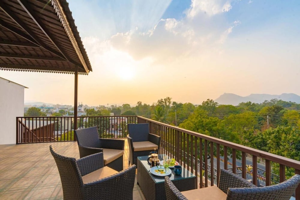 1 Amiras Entire Villa at Fateh Sagar, Udaipur