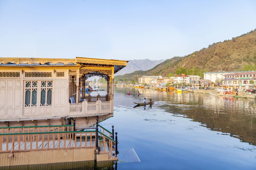 GuestHouser 1 BR Houseboat 126f