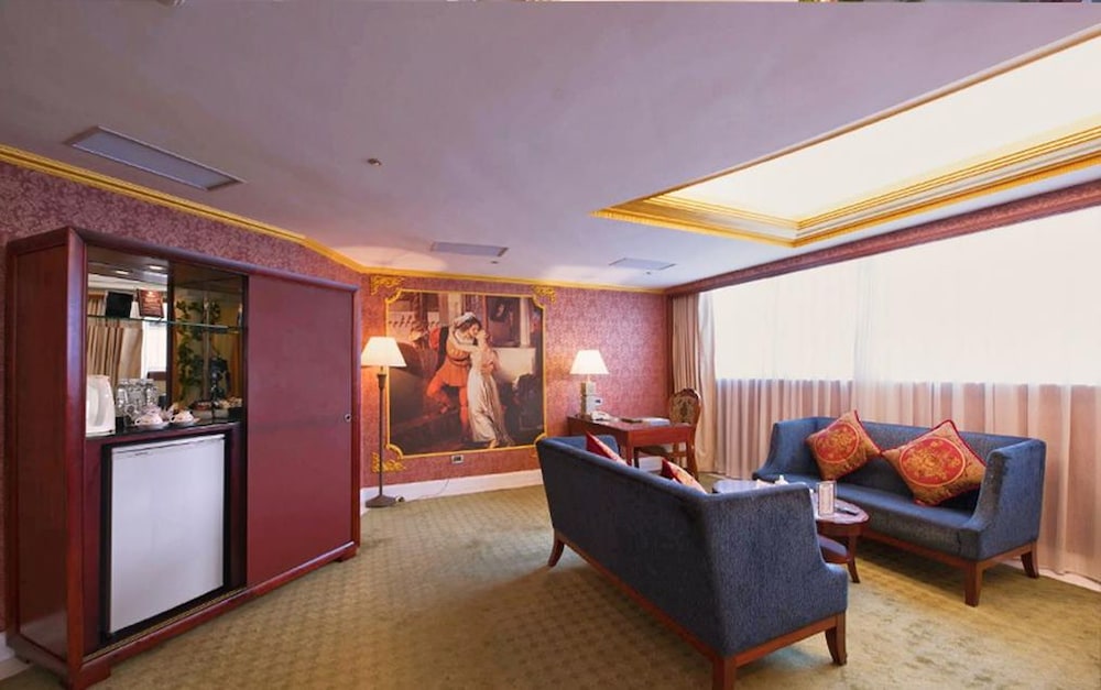 Lake Hotel