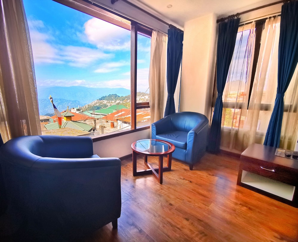 JAIN GROUP HOTEL PINK MOUNTAIN (5 min walking from Mall Road )