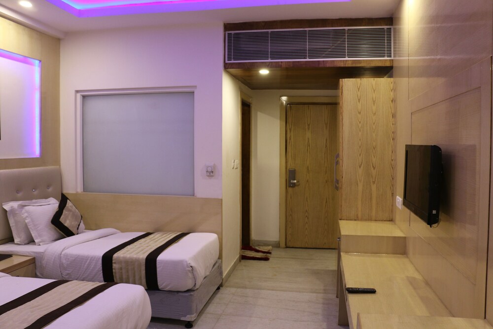 Hotel All Iz Well @ New Delhi Railway Station