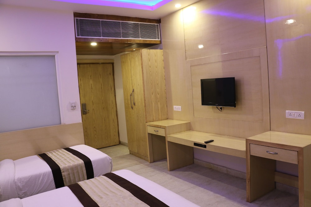 Hotel All Iz Well @ New Delhi Railway Station