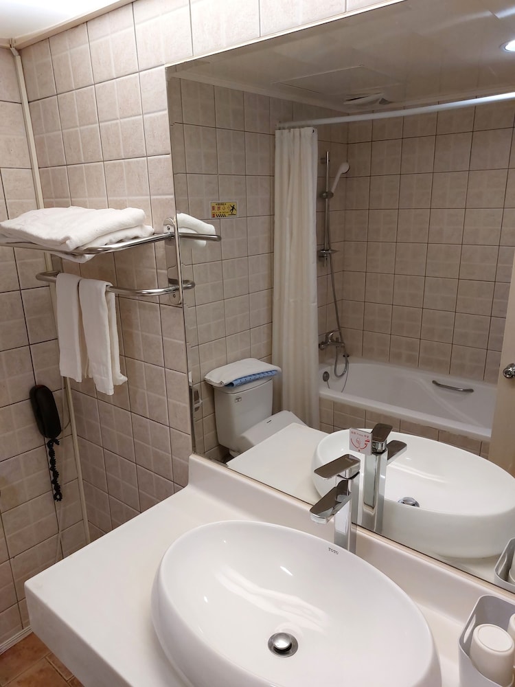 Yomi Hotel - MRT Shuanglian Station