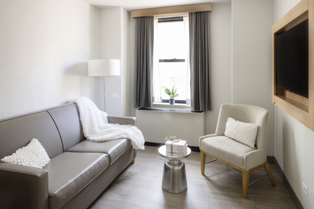 The Saint Clair Hotel - Magnificent Mile