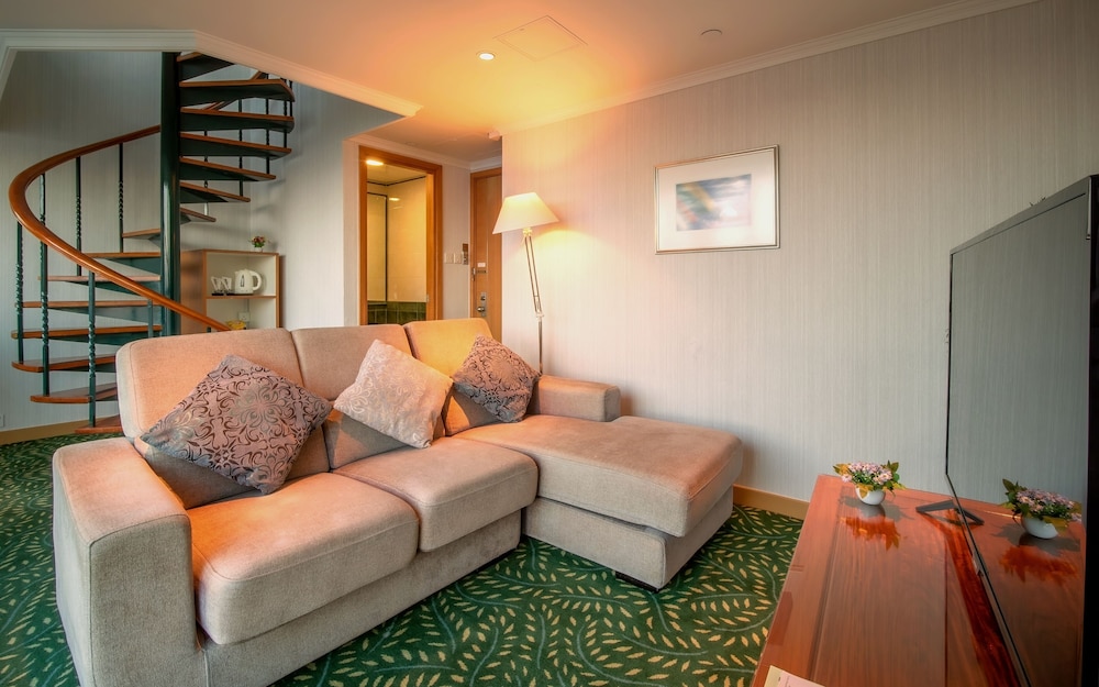 Bishop Lei International House