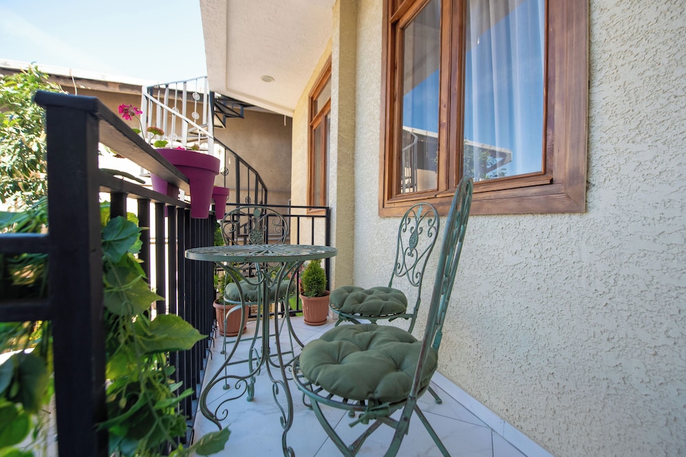 Kraveli Hotel