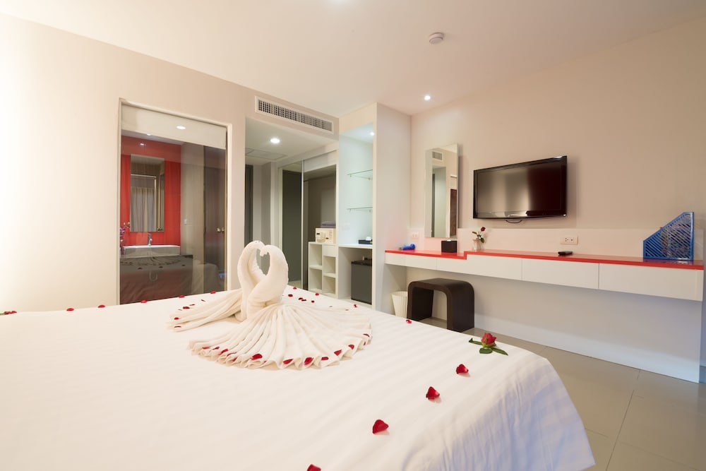 Alfresco Phuket Hotel