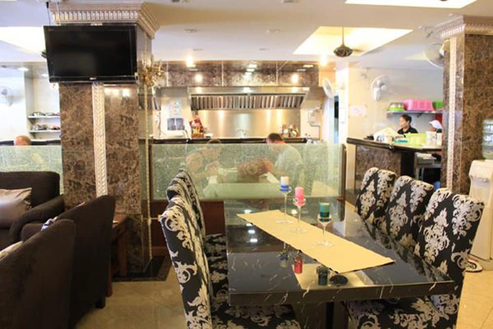 Maleez Lodge Hotel and Restaurant
