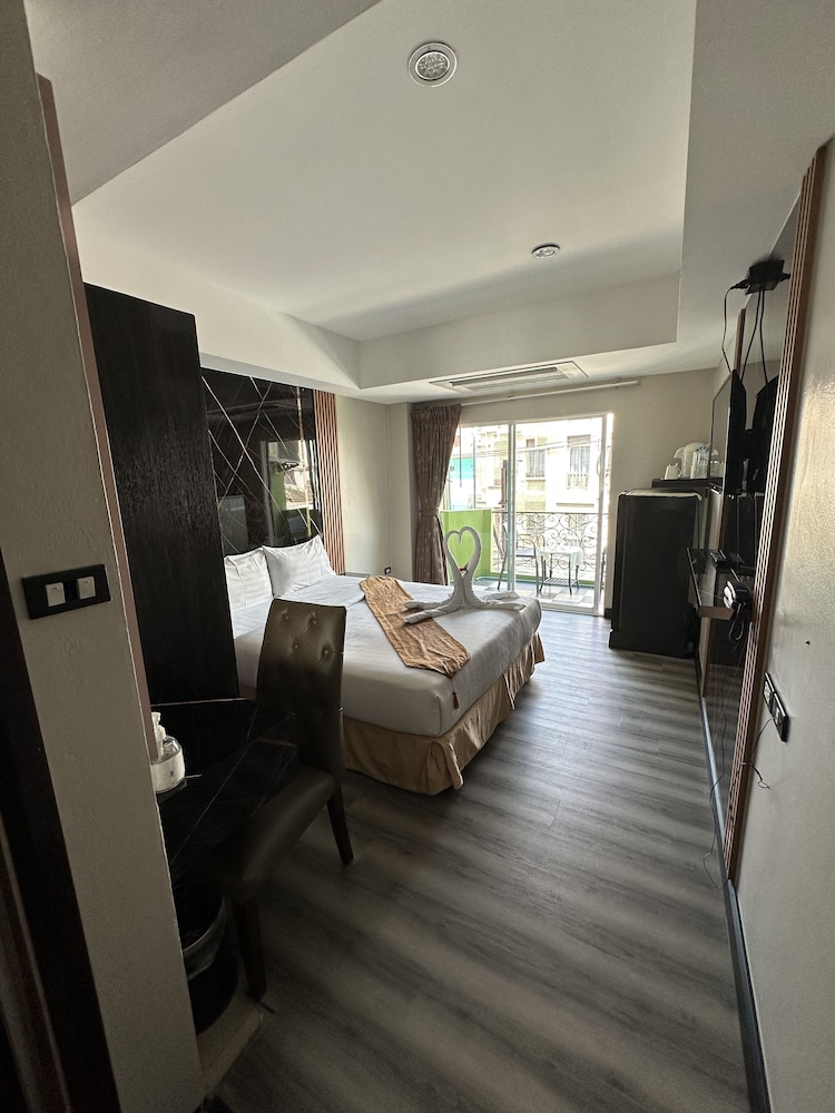 Maleez Lodge Hotel and Restaurant