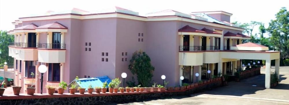 The Dhanhills - a valley view hotel in panchgani