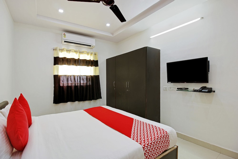 Super OYO Golden Hive Madhapur Near Shilparamam