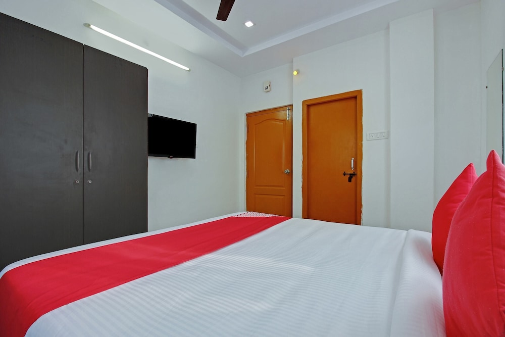 Super OYO Golden Hive Madhapur Near Shilparamam