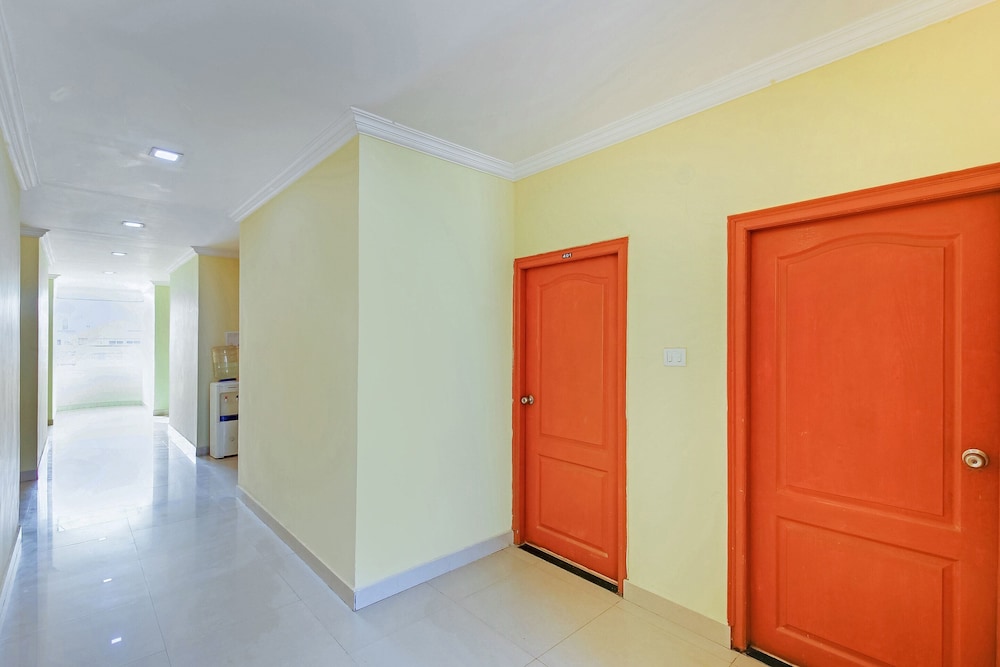 Super OYO Golden Hive Madhapur Near Shilparamam