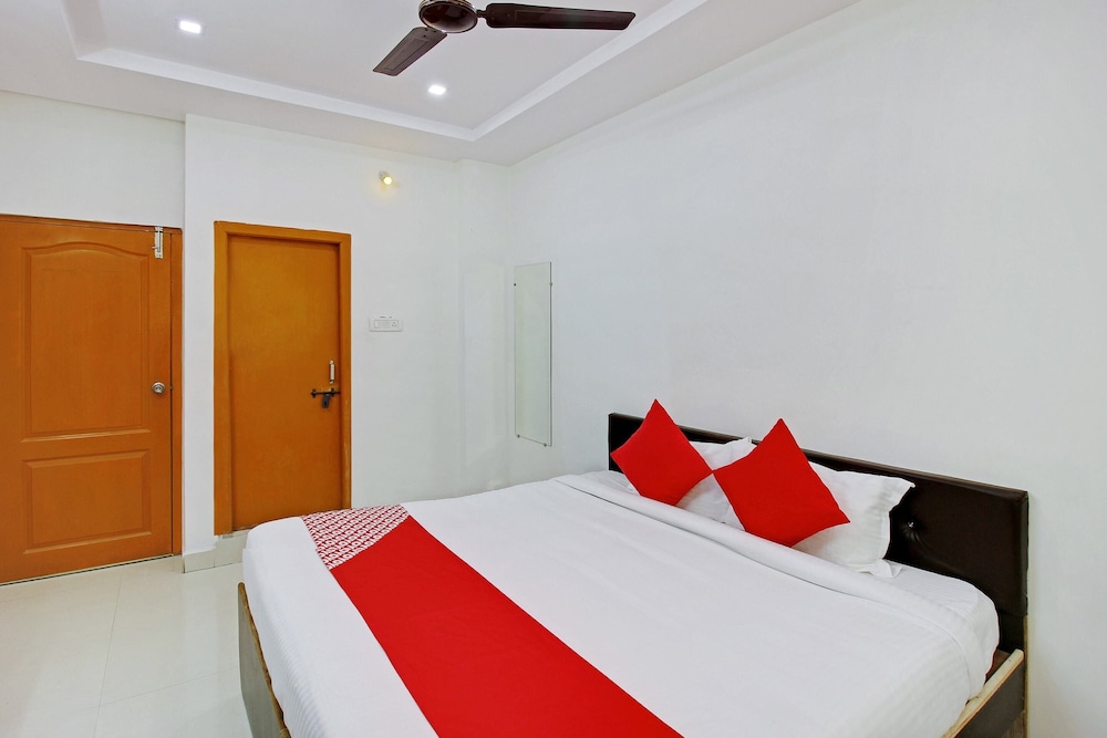 Super OYO Golden Hive Madhapur Near Shilparamam