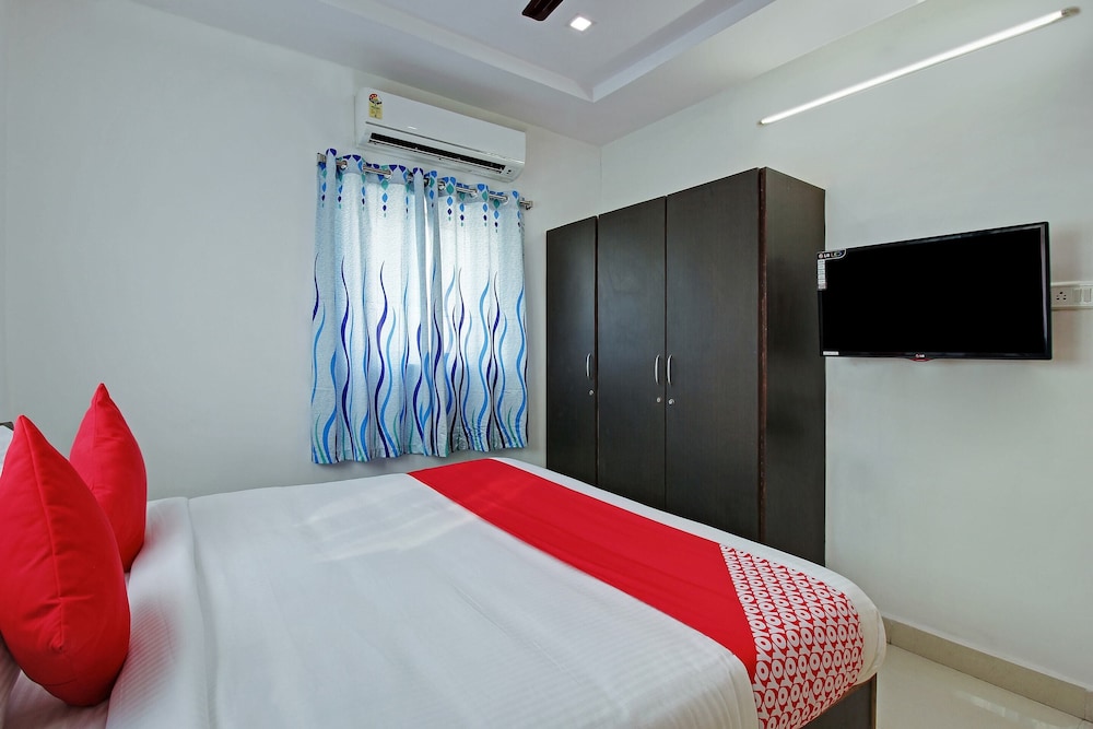 Super OYO Golden Hive Madhapur Near Shilparamam