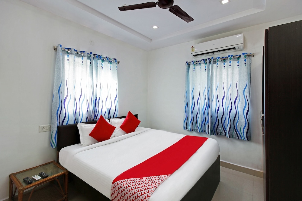 Super OYO Golden Hive Madhapur Near Shilparamam