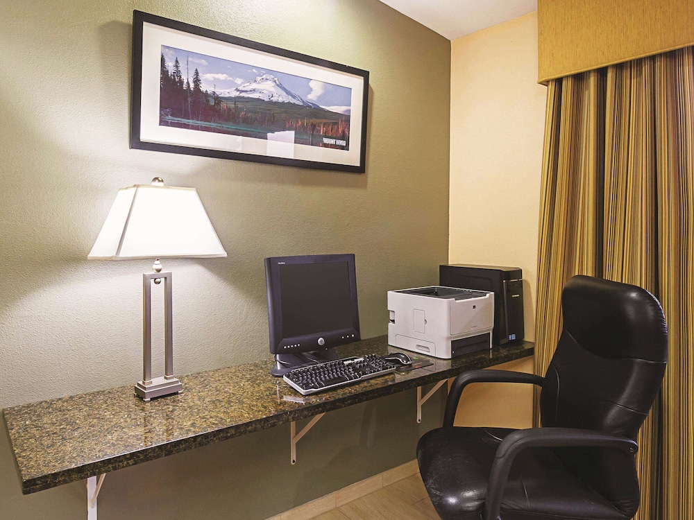 La Quinta Inn & Suites by Wyndham Woodburn