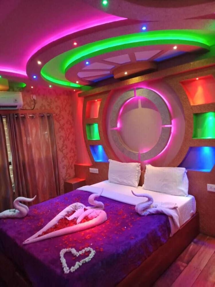 Cosy Houseboat