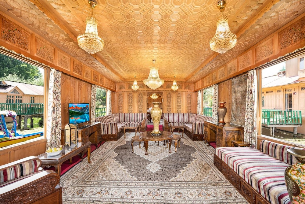WelcomHeritage Gurkha Houseboats