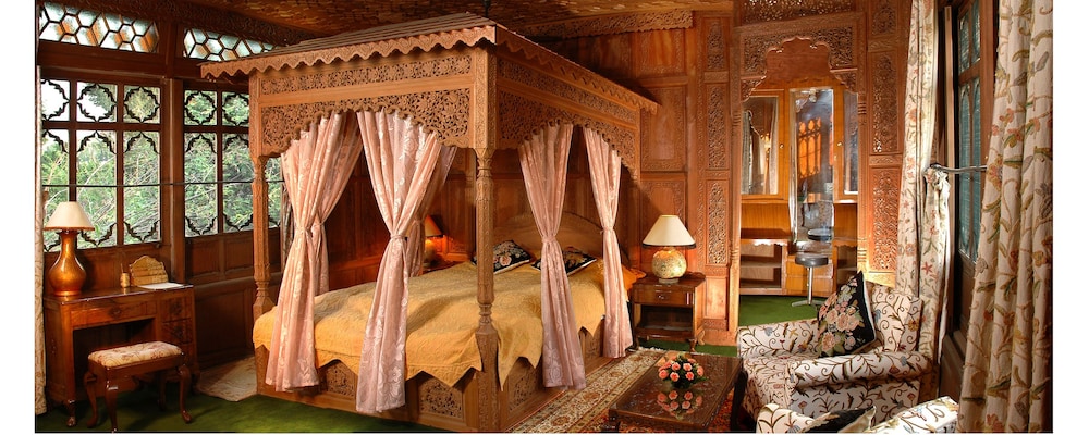 WelcomHeritage Gurkha Houseboats