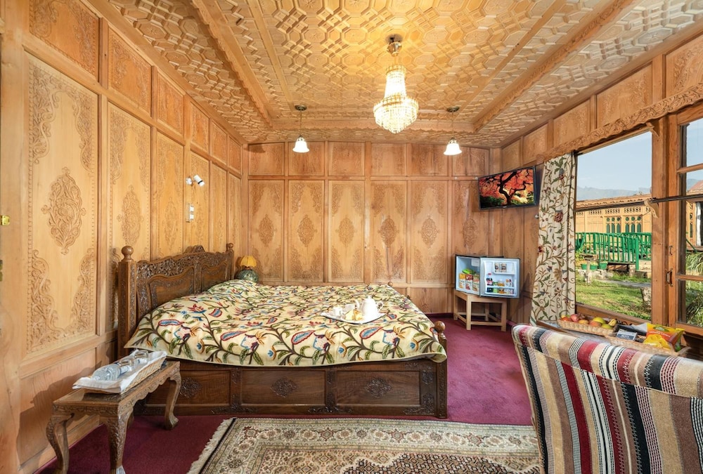WelcomHeritage Gurkha Houseboats