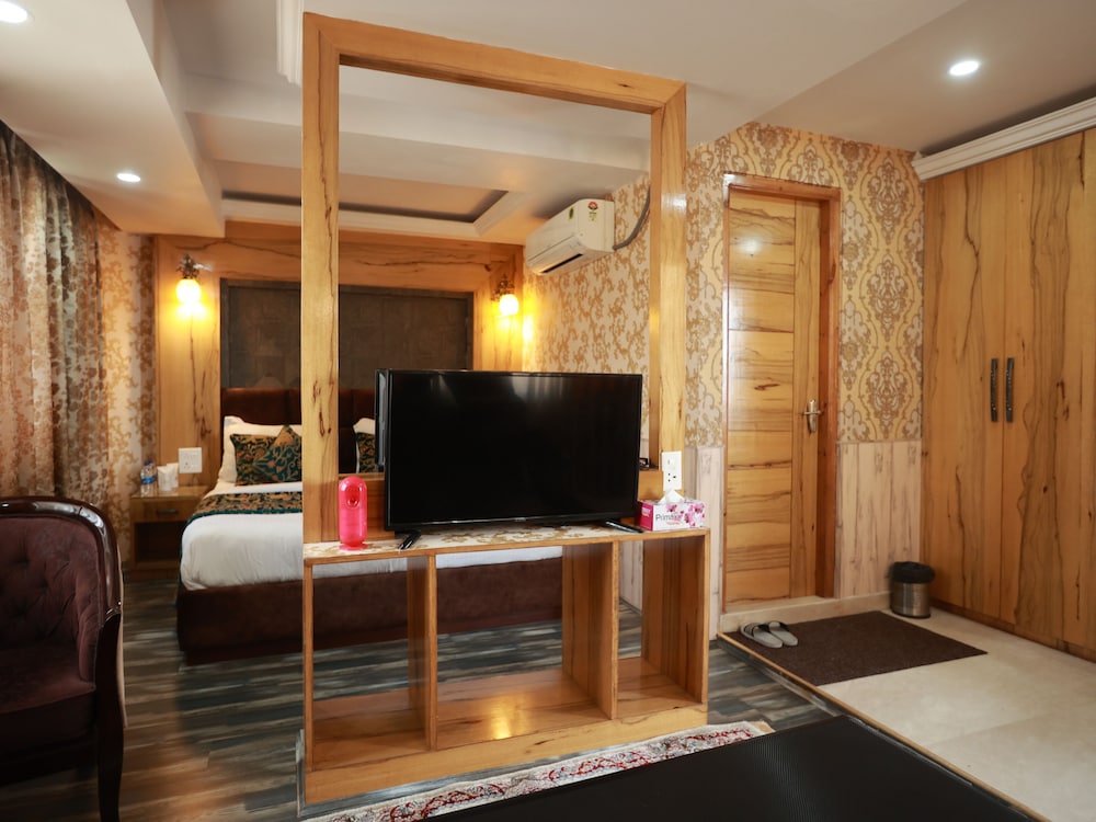 Hotel The Montreal Nearby Dal Lake