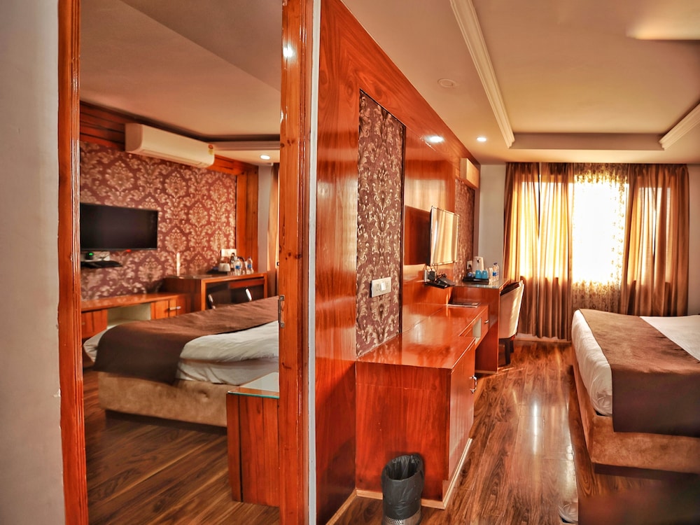 Hotel The Montreal Nearby Dal Lake