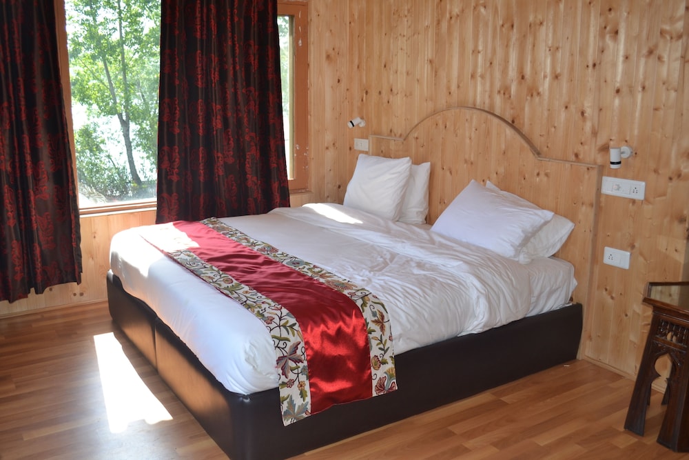  Nigeen Lake View Resort