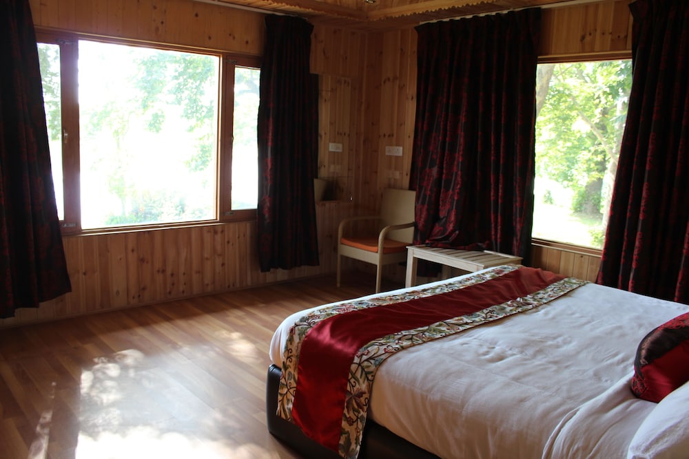  Nigeen Lake View Resort