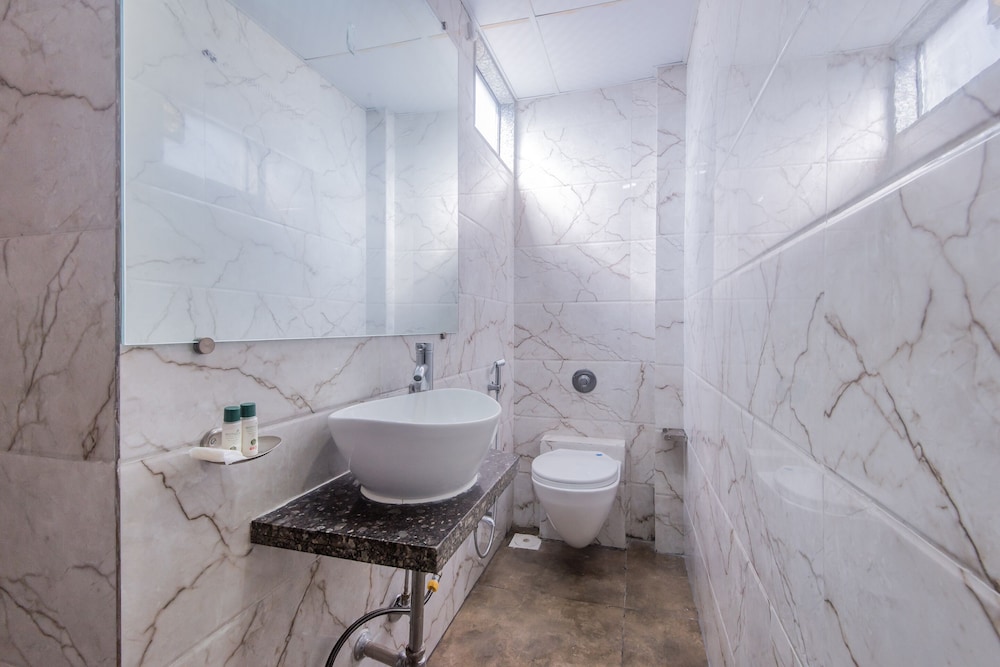 FabHotel Arton Suites
